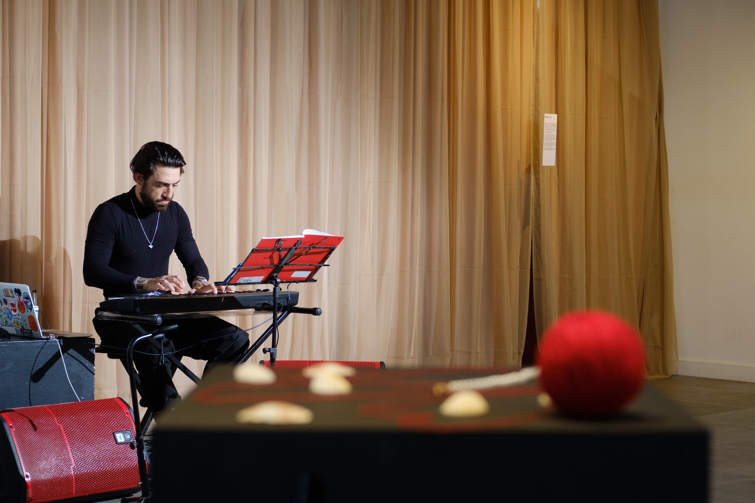 Música ao vivo no espaço expositivo
