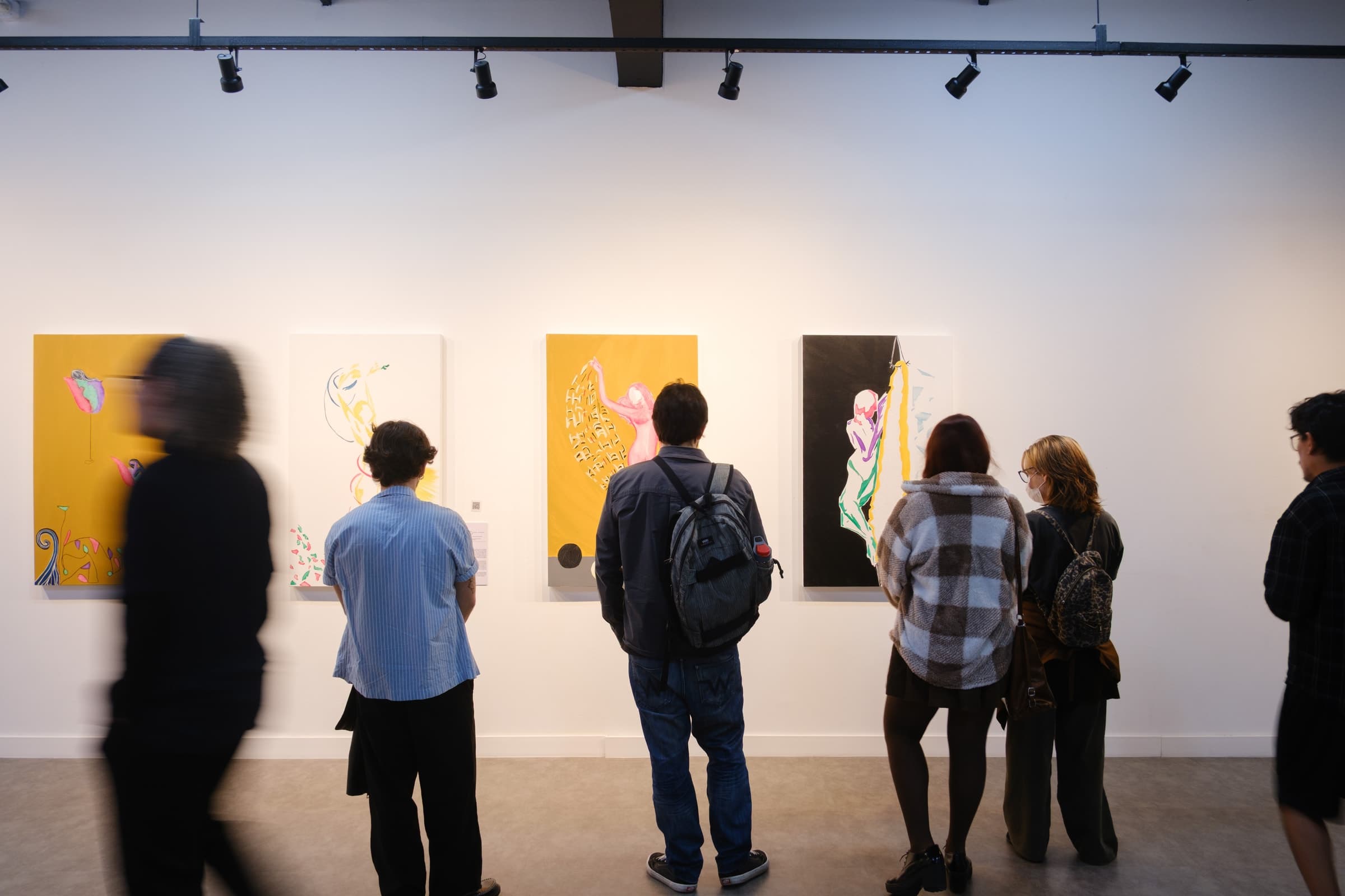 Visitantes contemplando as pinturas