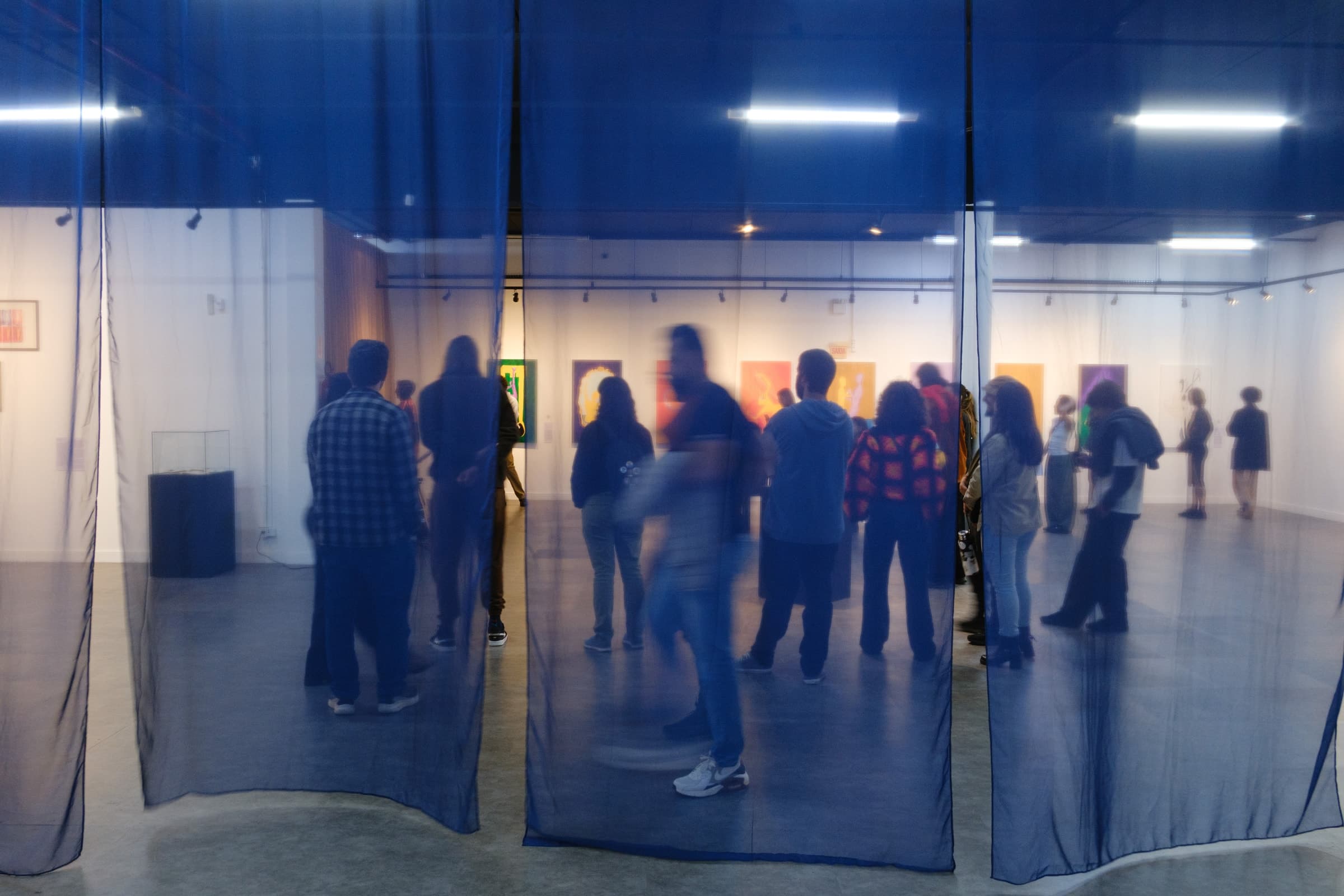 O encontro na exposição, visto através das cortinas