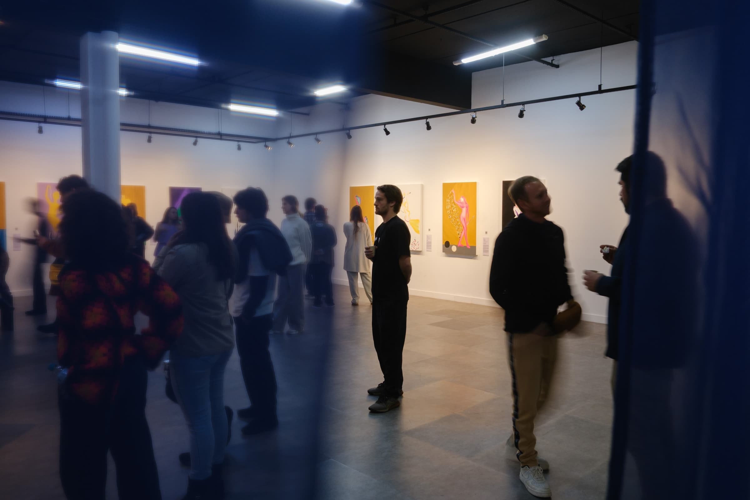 Visitantes entre as pinturas